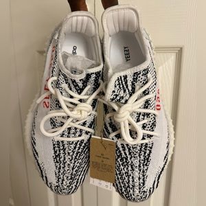 ADIDAS YEEZY. MOST HARD TO FIND COLOR
Boost 350 V2 "Zebra - 2018/2019 Release